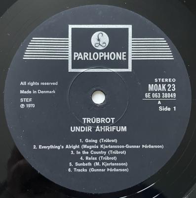 Undir Ahrifum